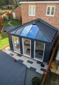 Discover the Livinroof hybrid conservatory, combining glazed panels and solid sections for optimal thermal efficiency and abundant natural light. Modern home extension.